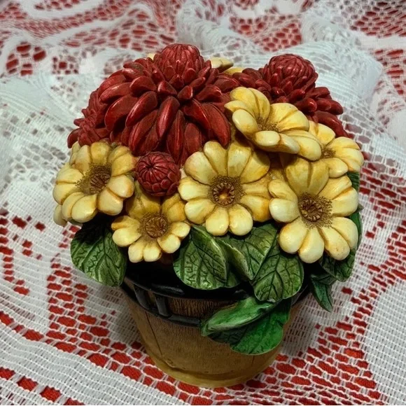 Mother’s Day Bouquet Harmony Kingdom Garden - Picture 2 of 9